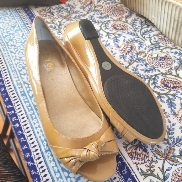 Me Too Sage patent leather kitten wedge peep toe w Bow 8.5 - Picture 5 of 6